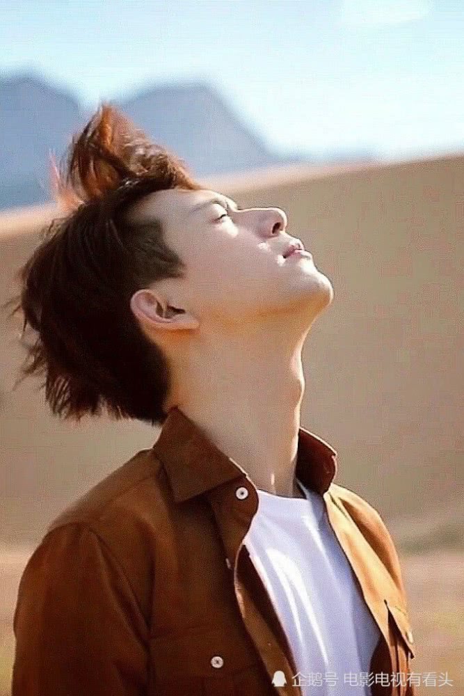 李现新广告代言上线,沙漠拍摄大片,举手投足都是帅气