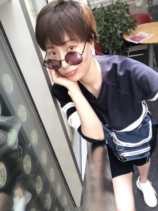 42岁的她是最美化学老师,凭借高级脸和气质穿搭圈粉无数!_吴乙彤