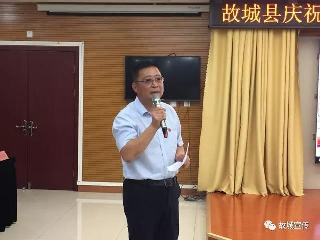 颁奖环节,县直工委书记刘文贞,团县委书记万瑞为三等奖获得者颁奖!