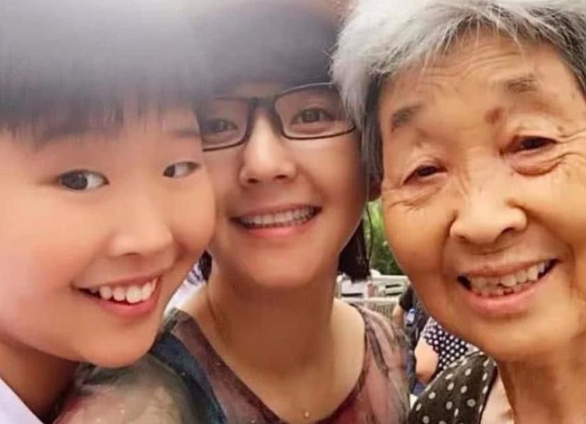 原创曾是央视最美女主持当红时嫁大8岁丈夫今儿子颜值一言难尽