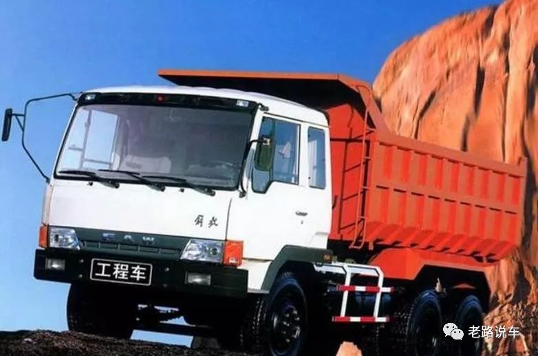 路边的经典红极一时的解放四大自卸车