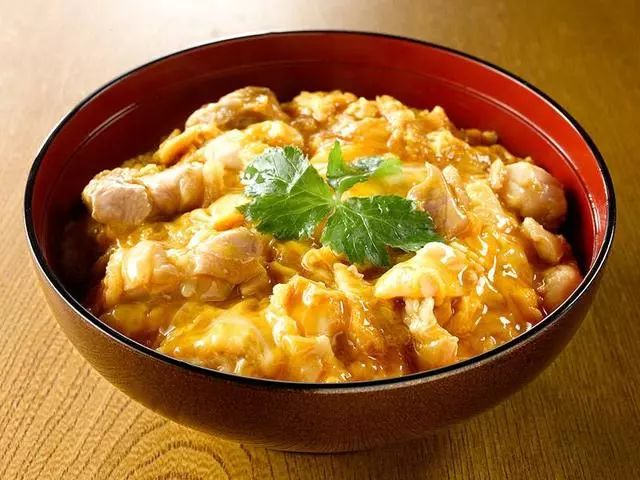 诞生于明治年间的"亲子丼"可以说是是日式盖饭的鼻祖,距今已将近有100