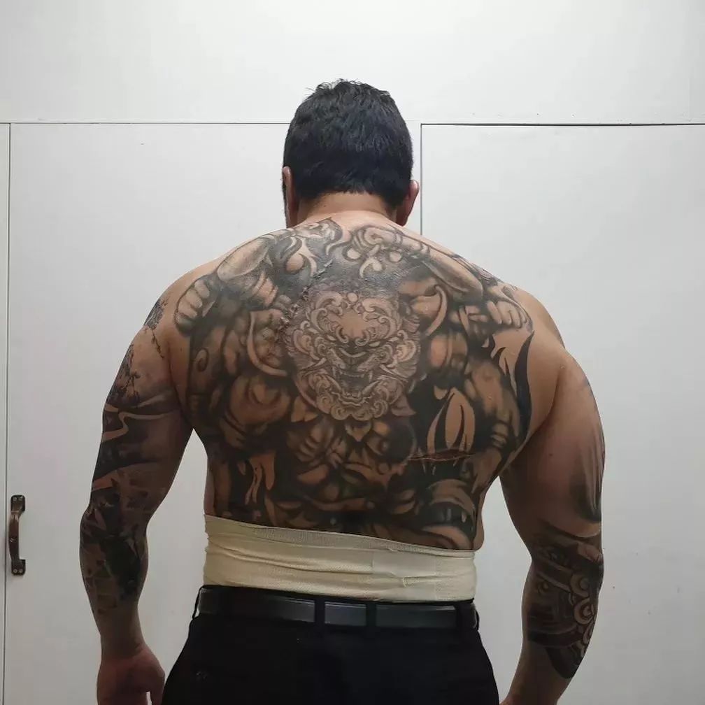 韩版美女与野兽性感尤物竟被肌肉大叔泡走