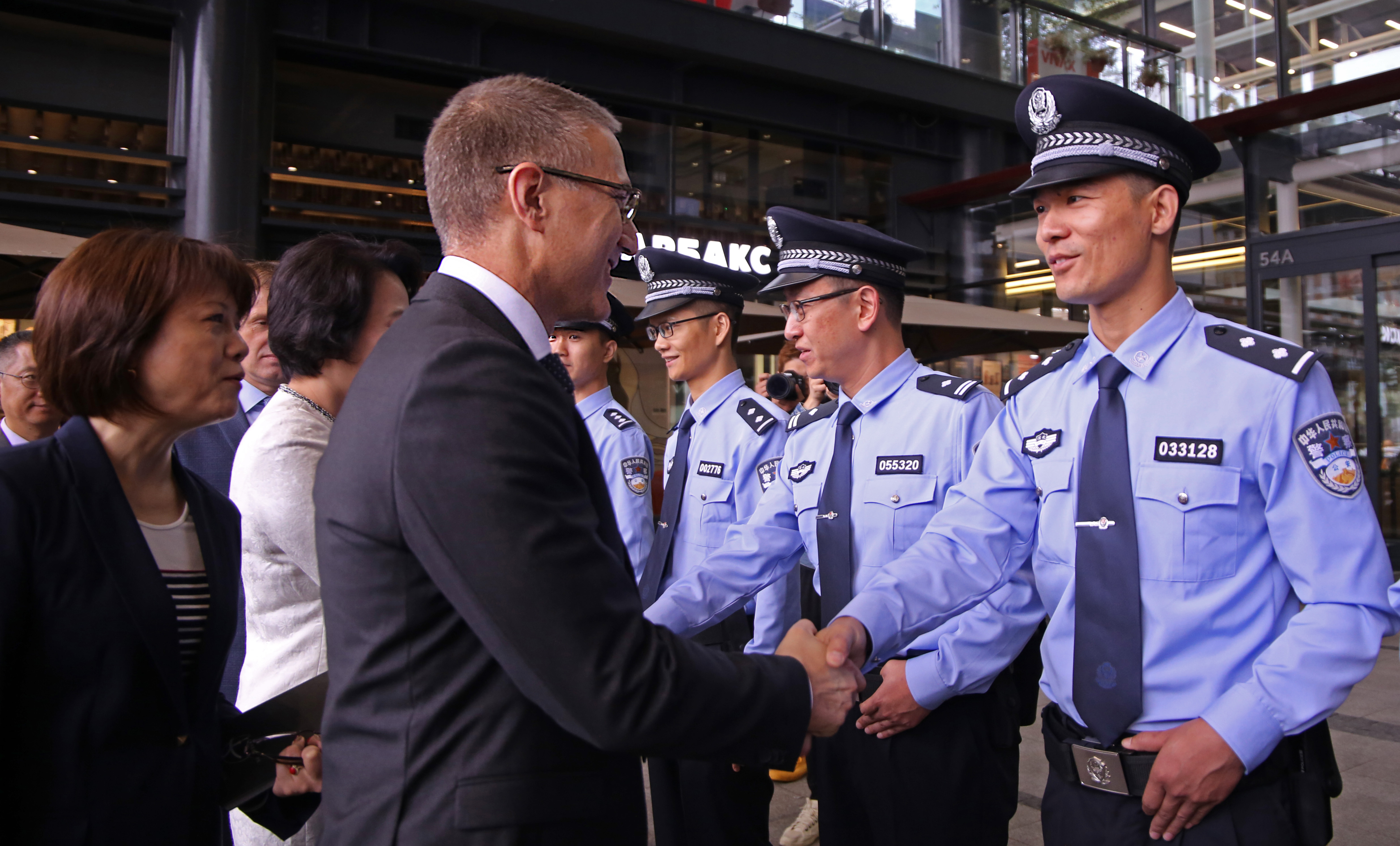 塞尔维亚副总理兼内务部长斯特凡诺维奇在启动仪式上与中国警察握手