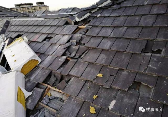 天津龙湖天宸原著项目:支柱倾斜,瓦片破损,外墙面做工粗糙,杂牌防盗门