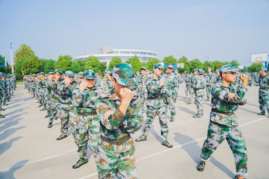 皖江工学院军训图片