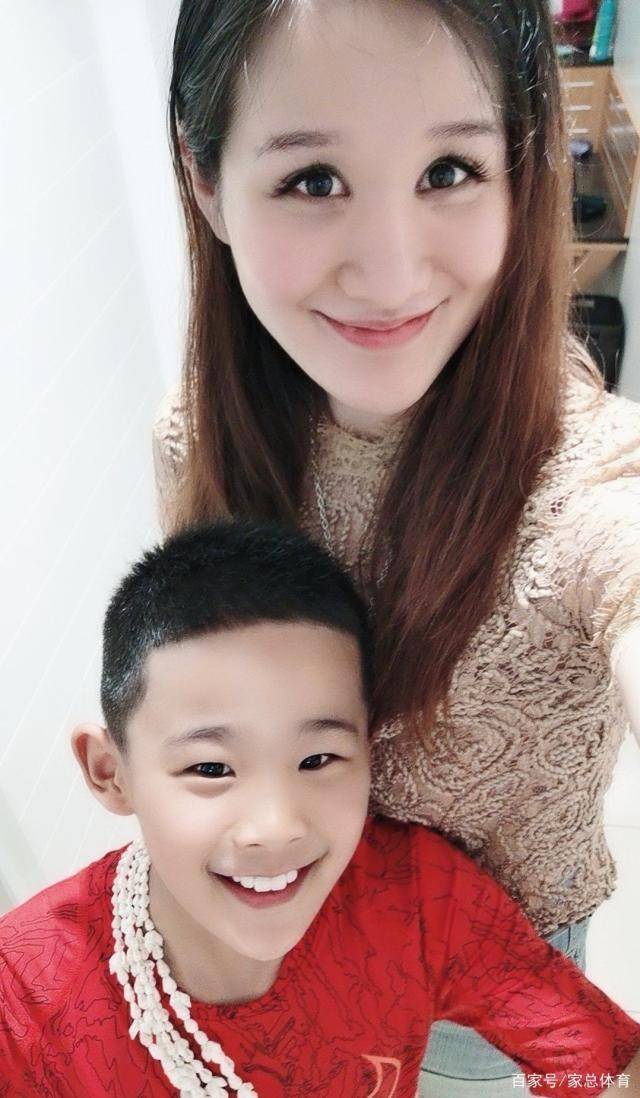 2009年5月16日,杜锋与游泳名将马晨菲举行婚礼.