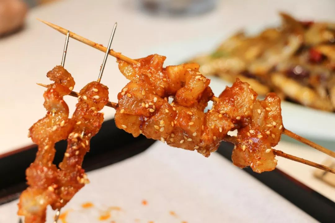 (我们很"精贵"地吃了两串)厚实的大板筋3块钱,感觉还挺好吃.