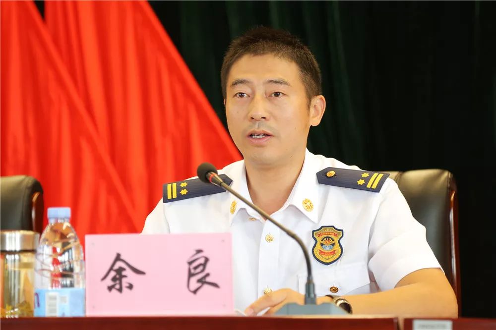 余良支队长,李培培政委向全市晋升等级的229名政府专职消防员表示了