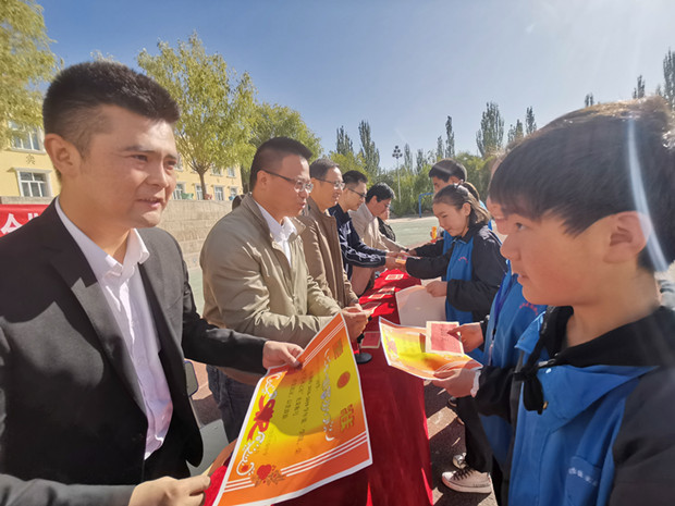 9月18日,筑梦奖学金第四次发放仪式在新疆乌恰实验中学举办,常州