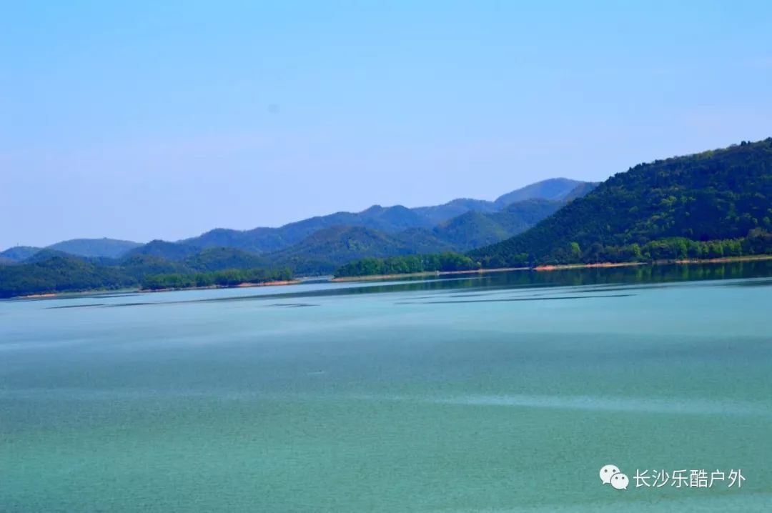 30到达上栗,从后山开始徒步穿越,途径古塘水库,赏千丘田风光12:30择地