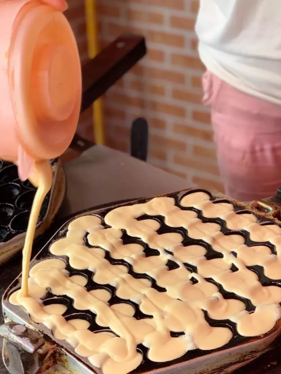 鸡蛋仔/煎饺/牛杂.一出地铁就开吃!