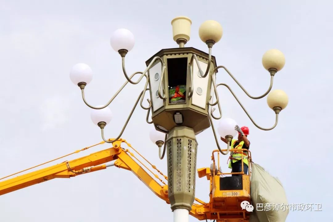 城区路灯节能改造换新啦!临河新华街中华路安装节日亮化灯具.