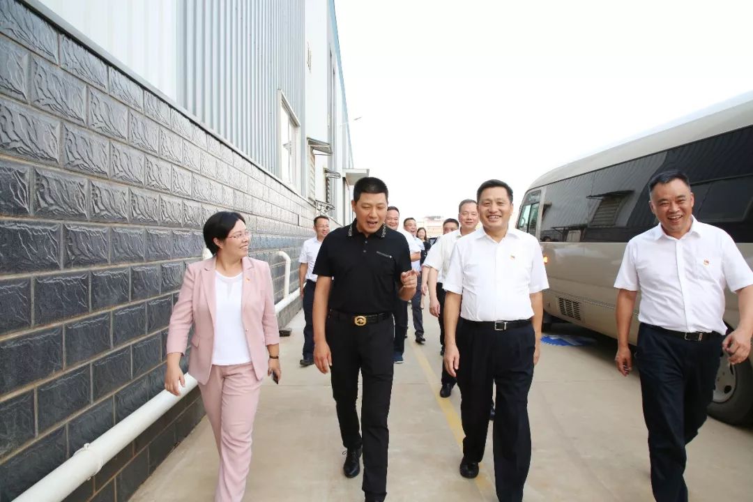 萍乡市委书记李小豹市长李江河携百人观摩团到萍乡伍子醉参观考察