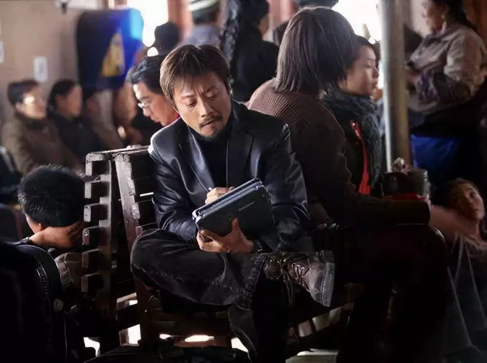 2004年,参演《天下无贼》,他扮演一个化装成"e时代画家"的卧底干警