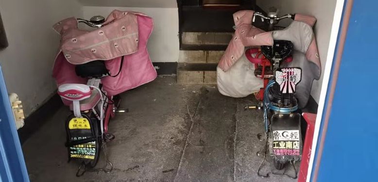 历山东路建委宿舍三号院一单元楼道隐患04历山东路建委宿舍三号院垃圾