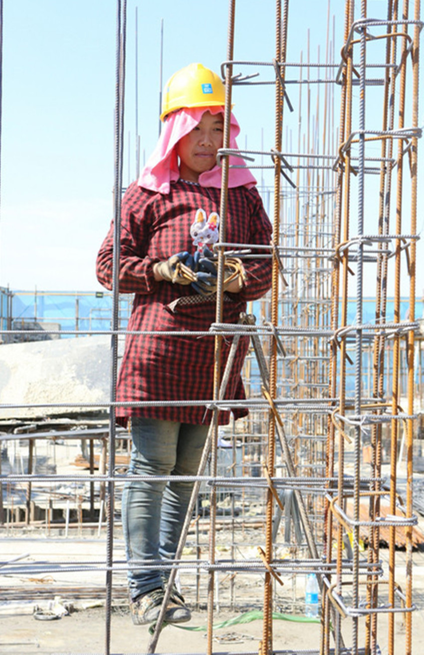 实拍工地上的女人:她们也可以这么美