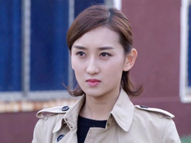 今天小李要给大家介绍的人和我一个姓,她就事象牙山小学老师李老师