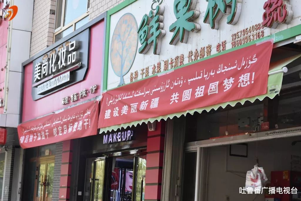我和我的祖国鲜艳红旗扮靓大街小巷大红灯笼传递祖国祝福