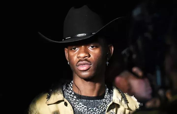 歌手的强烈街头嘻哈风格,lil nas x招牌式的cowboy行头不仅让人们迅速
