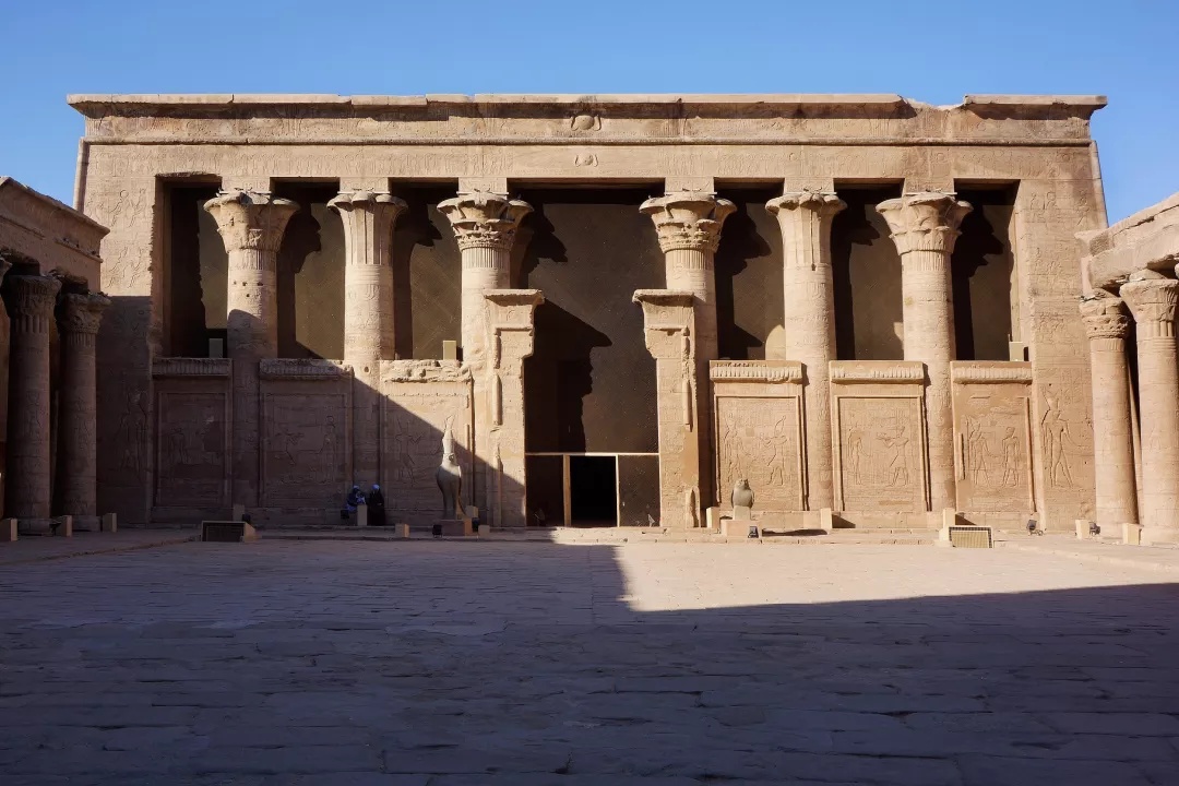 途中经过的埃德夫神庙,地处高地不受河水泛滥的威胁,是埃及保存最完整