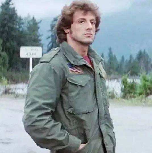 在电影《第一滴血》里身穿的便是美国陆军配发的经典m-1965野战风衣