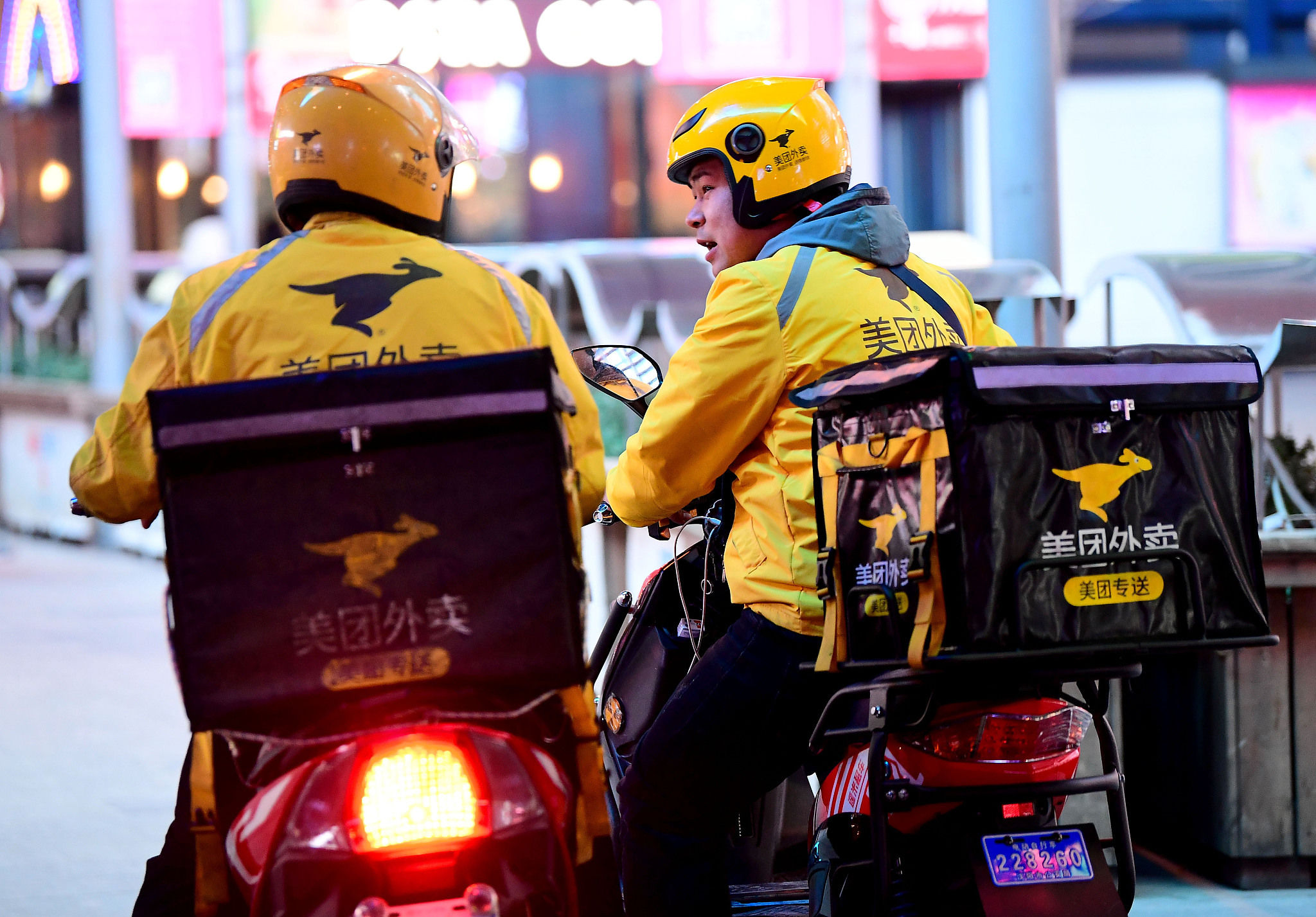 有一次路过对外经贸大学,看到校门口的小餐厅正在用电脑接外卖订单,接