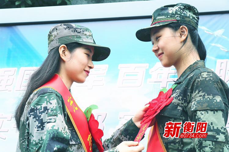 铿锵玫瑰别样红衡阳36名女兵英姿飒爽赴军营