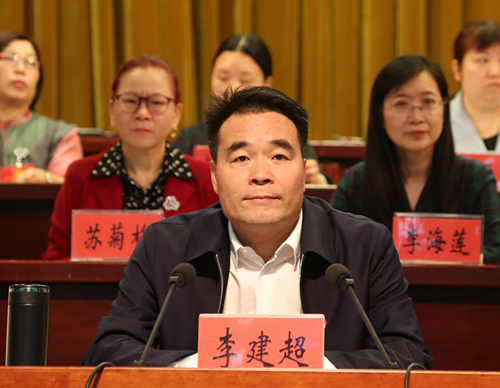 宫卫红代表焦作市妇联向大会召开表示祝贺,向始终高度重视,大力支持