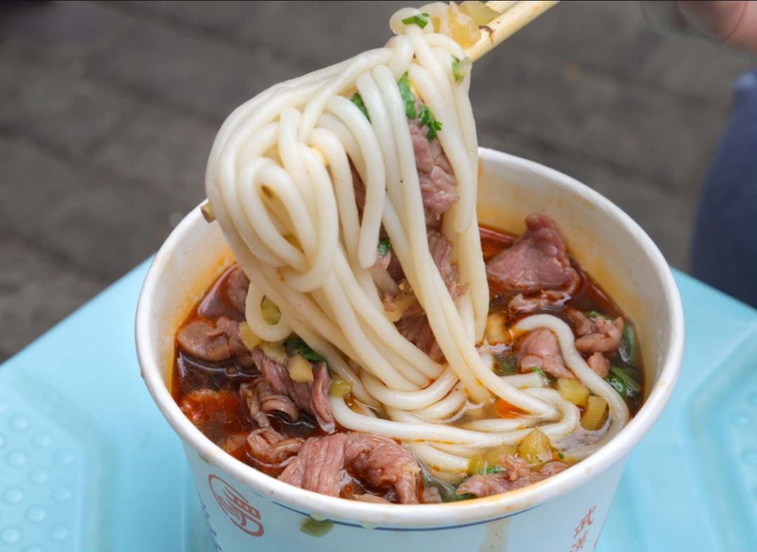 管他热干粉,牛肉粉,糊汤粉还是炒粉,爽滑q弹的米粉永远是一番正主.