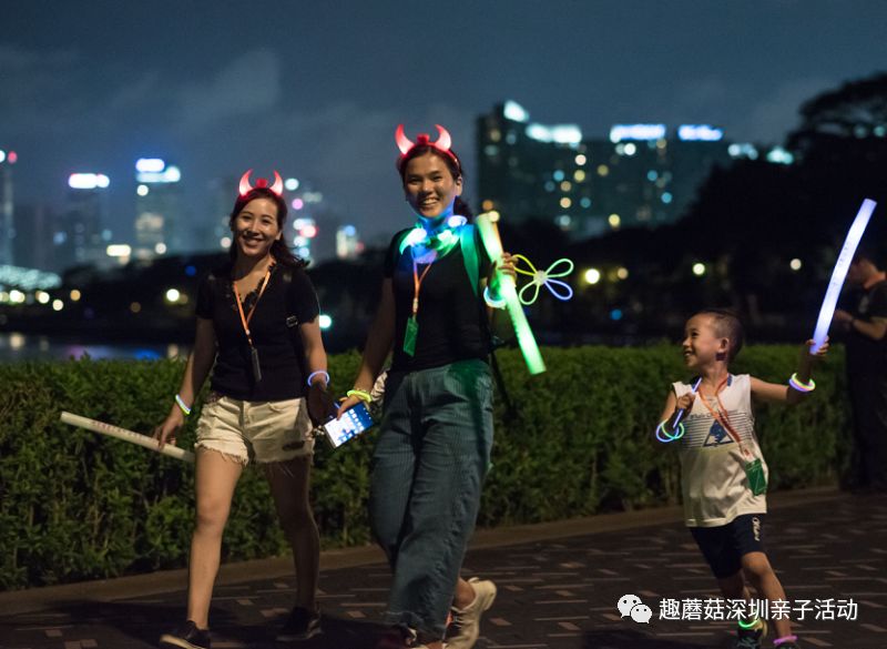 户外健康生活,呼唤城市的动感与活力带上热情,做最炫的自己荧光夜行
