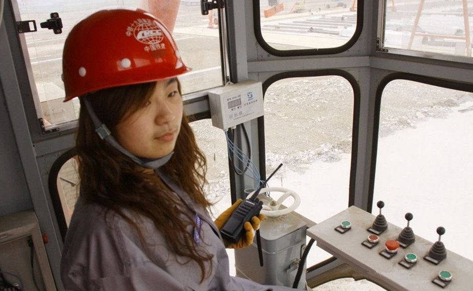 实拍90后吊车女司机的一天