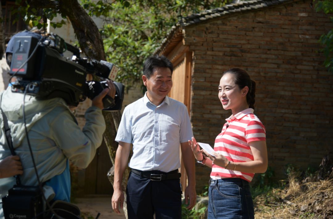 节目以纪实的方式,通过曹煊一和白振国(埃克雷姆·德米尔卡莱)这一中
