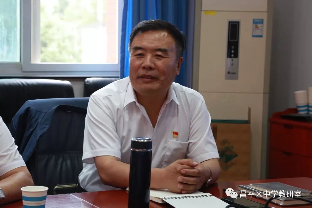 之后,天山六中的领导老师就一些关心的问题,困惑的问题又跟王校长和