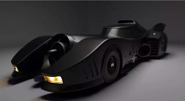 还拥有一台定制的蝙蝠侠战车