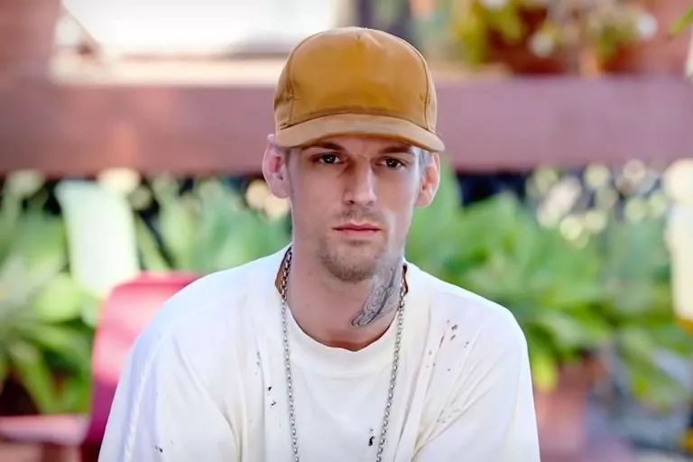 自曝被亲姐性侵,被亲哥虐待,这个过气偶像歌手为何走到了今天_aaron