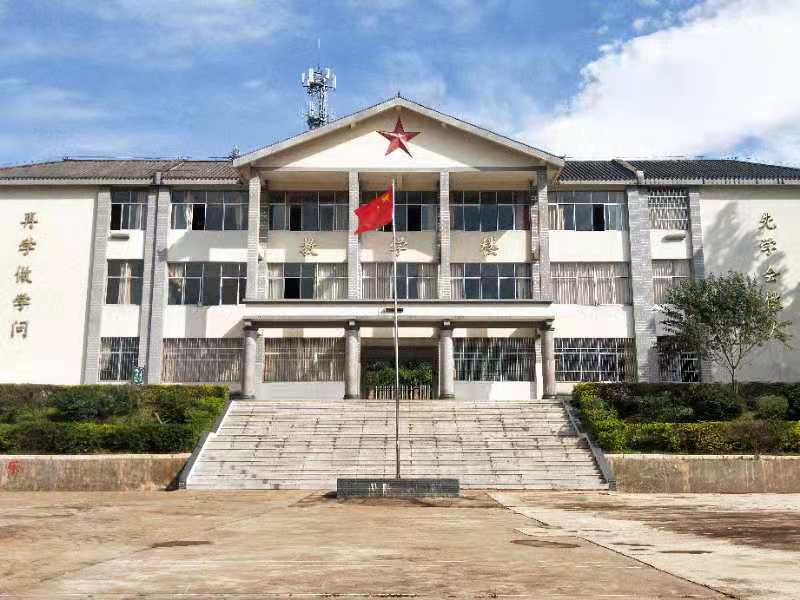 自吹响脱贫攻坚号角以来,宁洱高度重视改善勐先镇初级中学的办学条件