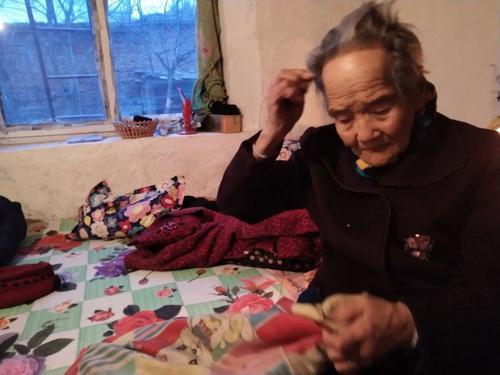 赵奶奶今年86岁逢人就说大儿三岁那年得病不给他治多好