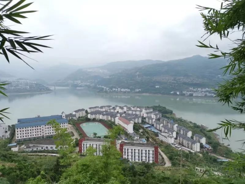 新安镇政府所在地滨湖社区形成了一个自然半岛,对望绥江城,依山临水