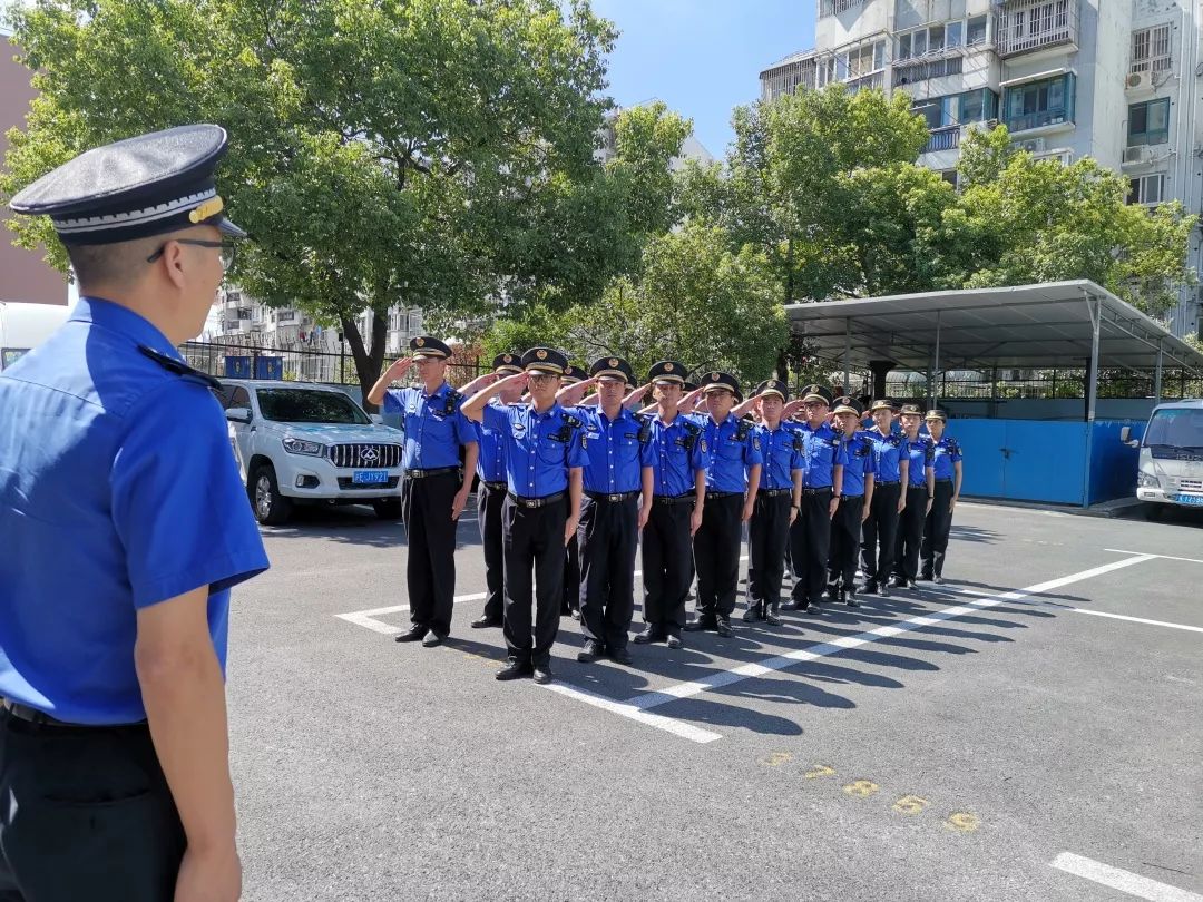 城管金杨新村街道中队迎接市级示范化中队复检