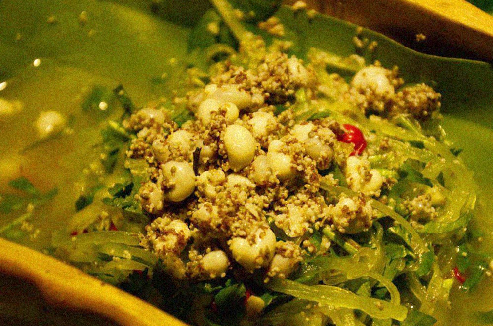 将蚂蚁蛋洗净,拌好调料,再用芭蕉叶包好,放入锅中蒸熟即可;其一是凉拌