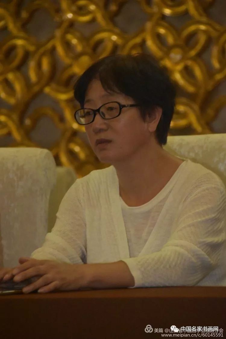 天鹅大酒店总经理,市礼仪协会会长乔丽萍女士与著名书法家樊习一合影