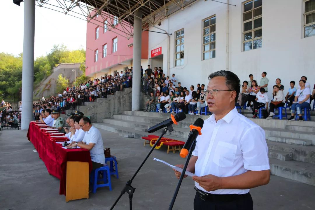 陽泉一中我校舉行2019年高一新生軍訓彙報表演暨表彰大會