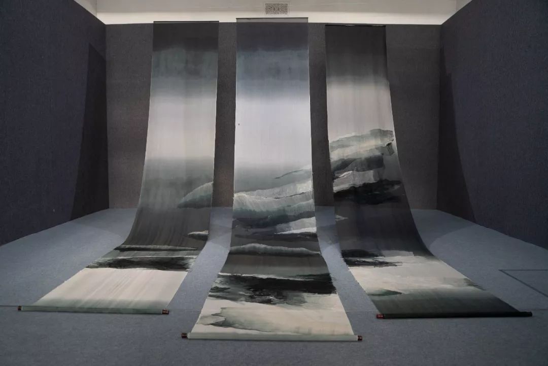 作品《夜与昼》,《青绿山水》策展人高岭评论李薇教授的作品,认为这是