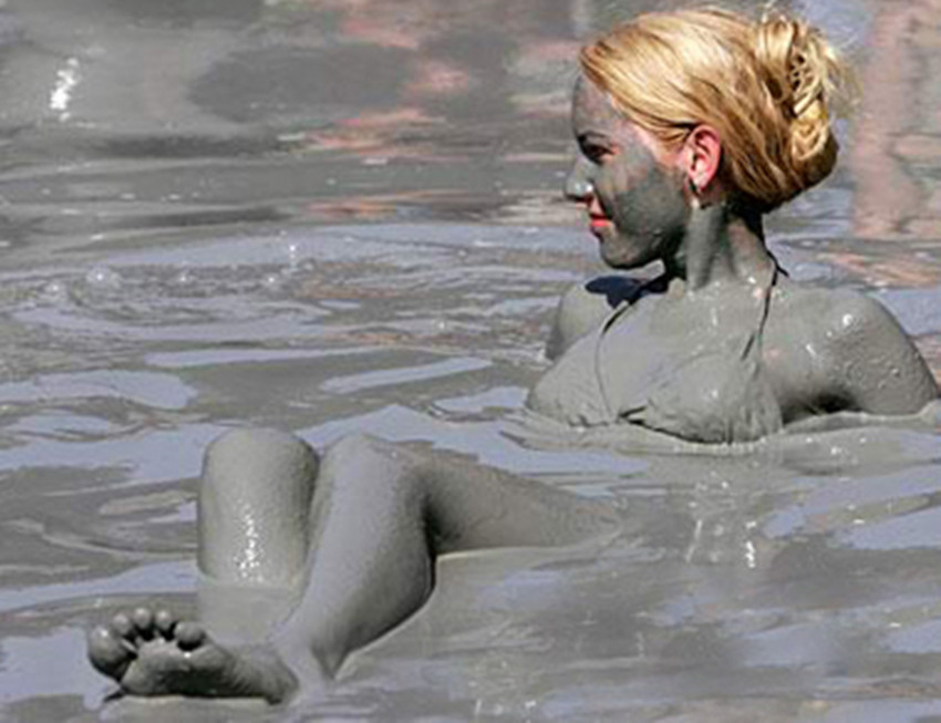 这湖泊很有魅力泥巴能治病不会游泳也能轻松水上漂