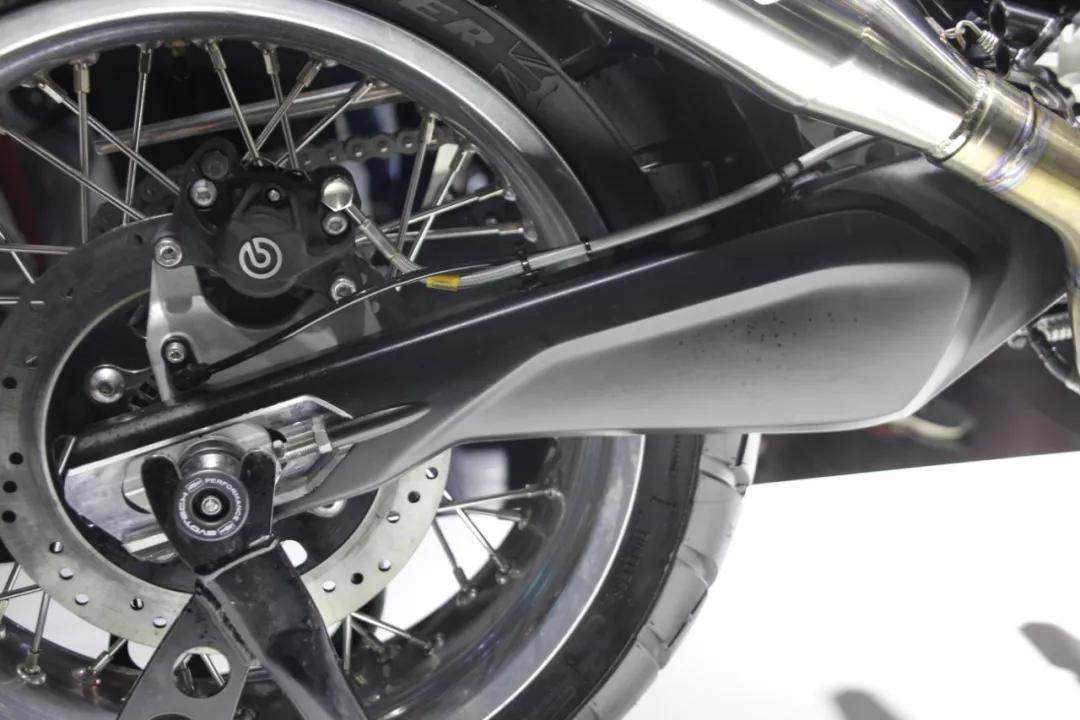 发动机依然是诺顿650,不过现场公布的参数却与两款赛科龙650截然不同