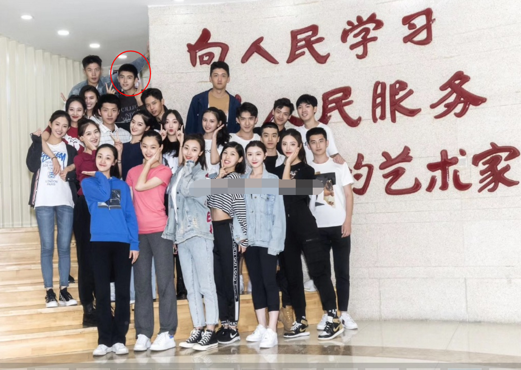 北电,中戏表演班合影曝光,看看陈飞宇蒋依依的同学们颜值如何
