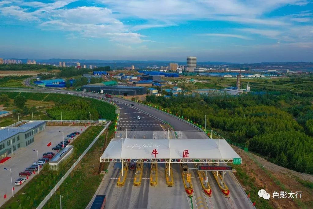 鸟瞰牛匠收费站