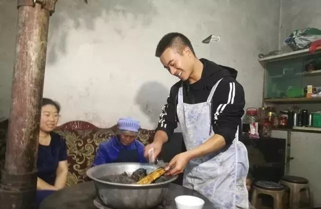 镇雄原来霸气逼停车辆的小哥是他阿里巴巴要给他颁奖