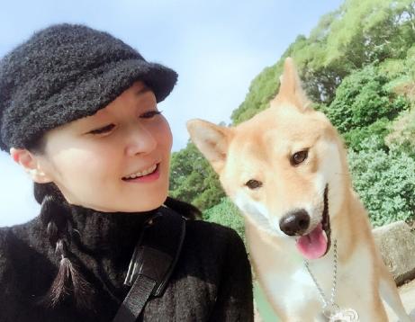 万绮雯嫁陈十三不能生育原因有三她今50岁像25岁爱狗被宠翻